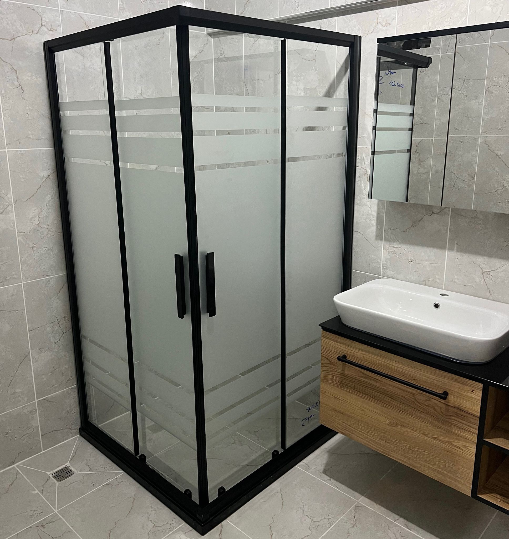 Siyah profilli duşakabin ve banyo dolabı uygulaması